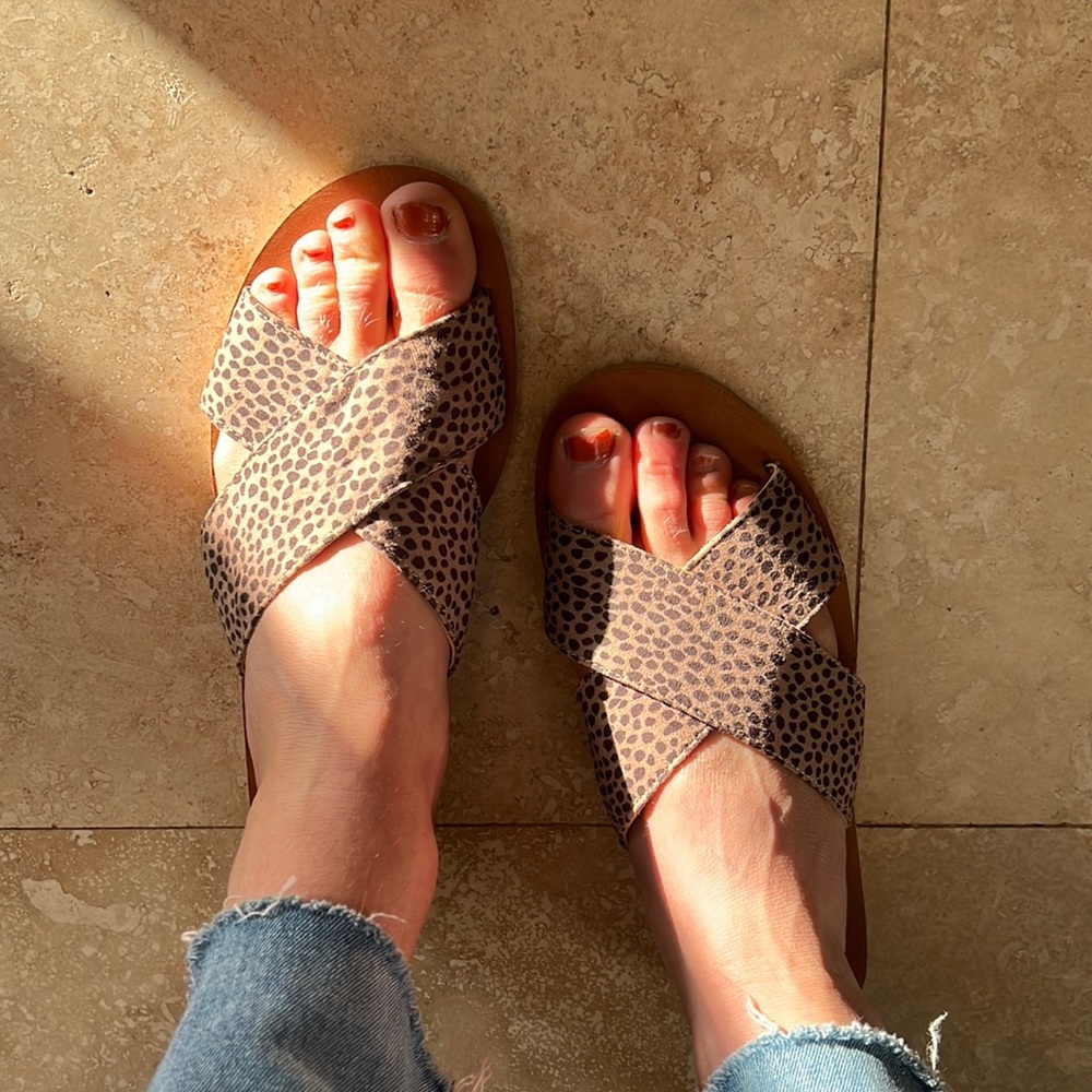 Super cute cheetah flops!